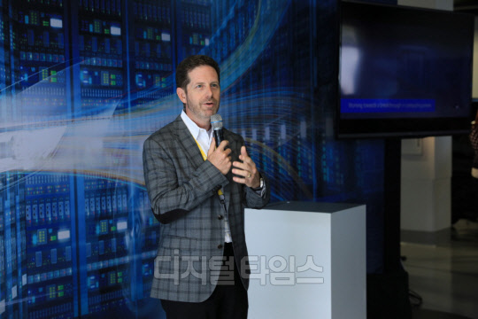 인텔은 3일(현지시각)미국 캘리포니아주 산호세 실리콘벨리에 위치한 자율주행 연구소에서 '인텔 자율주행 워크숍'을 개최했다. 덕 데이비스 인텔 수석 부사장이 회사의 자율주행 프로그램을 설명하고 있다.  인텔 제공